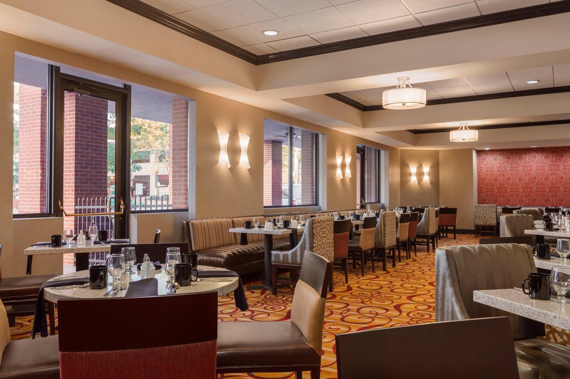 Hilton Fort Wayne At The Grand Wayne Convention Center (Adults Only) Экстерьер фото